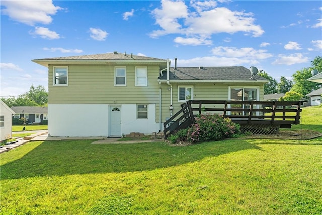 705 Grant Wood Dr SE, Cedar Rapids, IA 52403 - back of property with a wooden deck and a yard