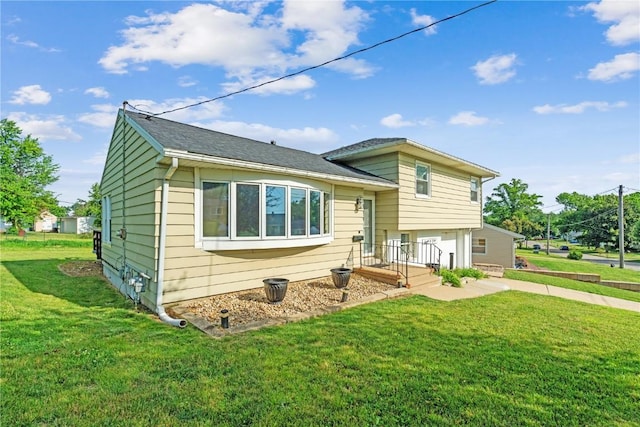 705 Grant Wood Dr SE, Cedar Rapids, IA 52403 - split level home featuring an attached garage and a front lawn