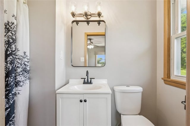 705 Grant Wood Dr SE, Cedar Rapids, IA 52403 - full bath with vanity, healthy amount of natural light, a shower with shower curtain, and a ceiling fan