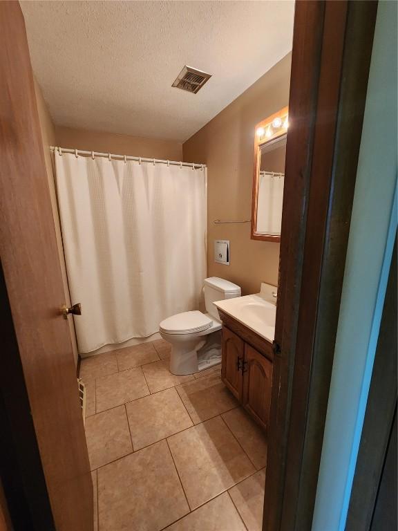 339 Fleetwood Rd SW, Cedar Rapids, IA 52404 - bathroom featuring vanity, a textured ceiling, and tile patterned floors
