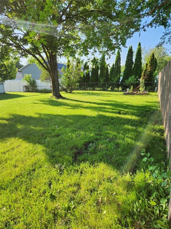 339 Fleetwood Rd SW, Cedar Rapids, IA 52404 - view of fenced backyard