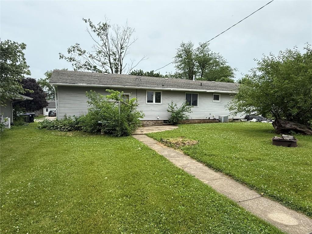 301 2nd Ave, Keystone, IA 52249 - rear view of property featuring a yard