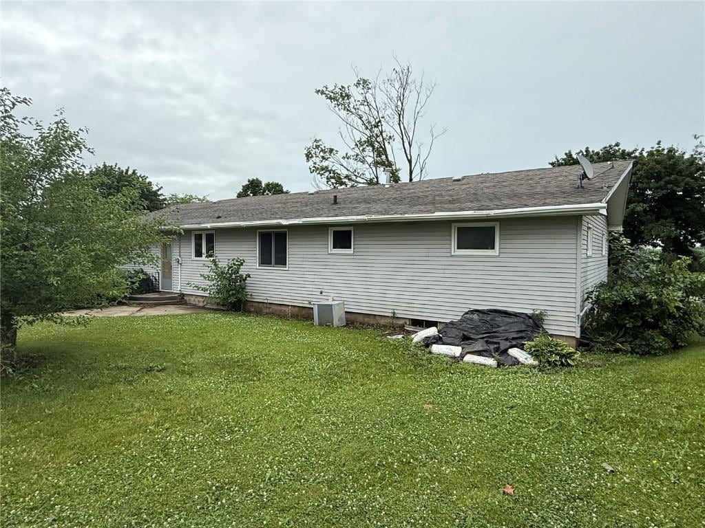 301 2nd Ave, Keystone, IA 52249 - rear view of house with a yard