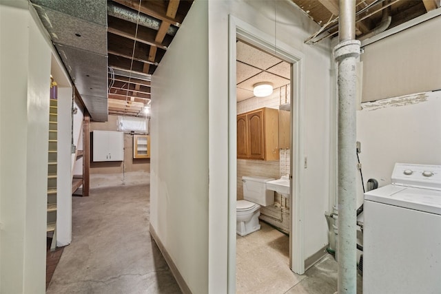 425 28th St NW, Cedar Rapids, IA 52405 - laundry room with washer / dryer