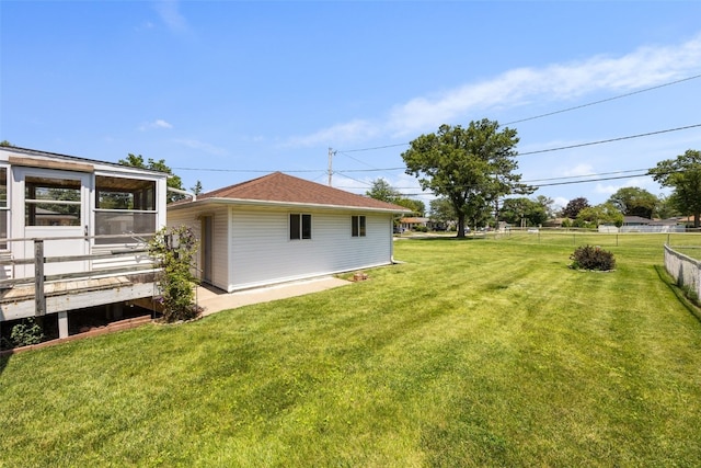 425 28th St NW, Cedar Rapids, IA 52405 - view of yard featuring a deck