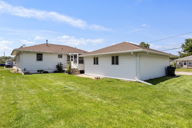 425 28th St NW, Cedar Rapids, IA 52405 - back of property with a yard and roof with shingles