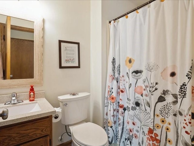 2066 Vista Cir NW, Cedar Rapids, IA 52405 - full bath with vanity and curtained shower