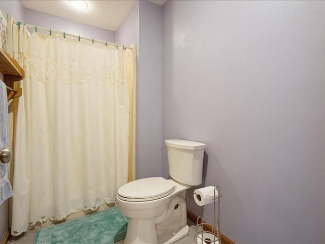 2066 Vista Cir NW, Cedar Rapids, IA 52405 - bathroom featuring a shower with curtain and a textured ceiling