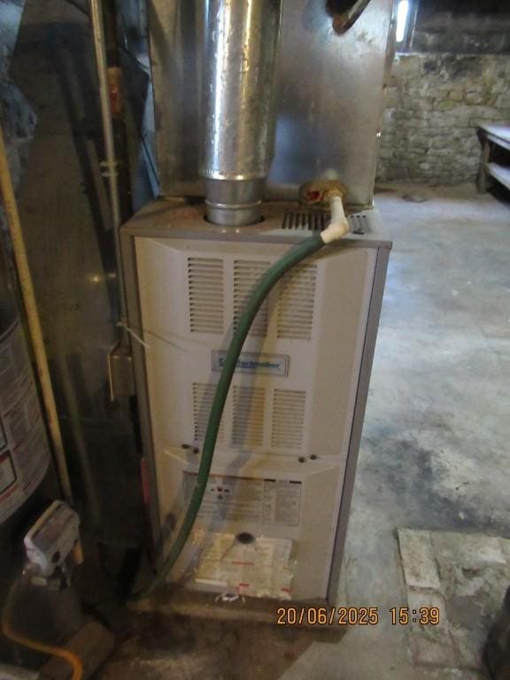 302 Meridian St, Tipton, IA 52772 - utilities featuring water heater