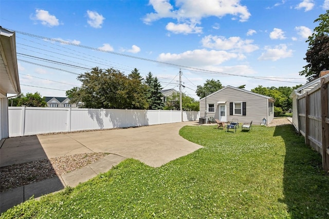 913 32nd St SE, Cedar Rapids, IA 52403 - fenced backyard featuring a patio