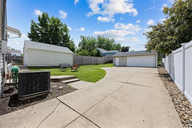 913 32nd St SE, Cedar Rapids, IA 52403 - fenced backyard with an outdoor structure, a detached garage, and mail area