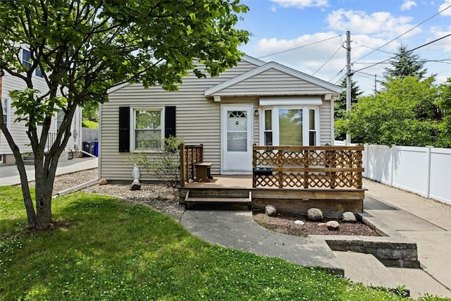 913 32nd St SE, Cedar Rapids, IA 52403 - view of front of home featuring a wooden deck