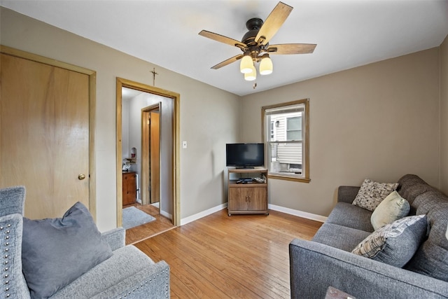 913 32nd St SE, Cedar Rapids, IA 52403 - living area with light wood-type flooring and ceiling fan