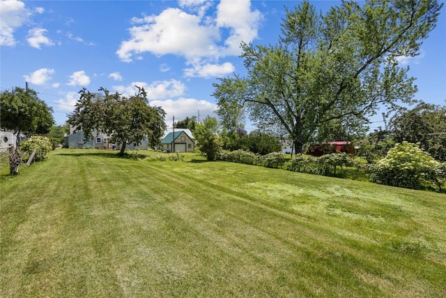 340 18th St NW, Cedar Rapids, IA 52405 - view of green lawn