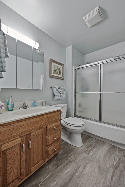 7812 Wieneke Cir, Cedar Rapids, IA 52404 - full bathroom with vanity and enclosed tub / shower combo