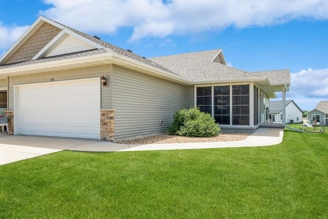 919 Deer Run Dr NE, Cedar Rapids, IA 52402 - view of side of property featuring roof with shingles, an attached garage, a yard, and concrete driveway