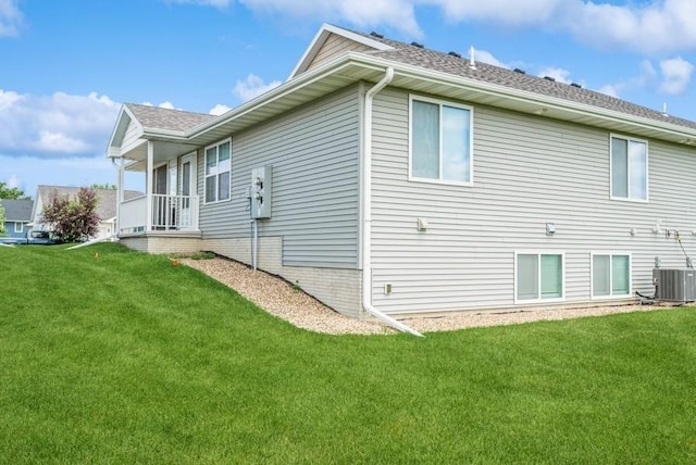 919 Deer Run Dr NE, Cedar Rapids, IA 52402 - view of property exterior featuring a lawn and covered porch