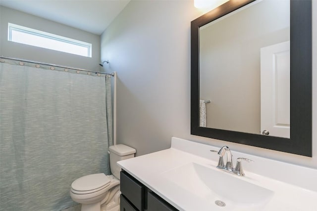 806 Crestview Dr, Solon, IA 52333 - bathroom with vanity and curtained shower