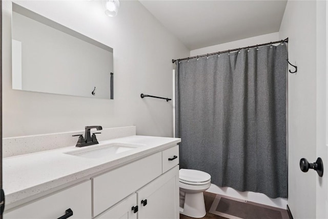 915 Prairie View Dr, West Branch, IA 52358 - full bath with vanity and shower / bath combination with curtain