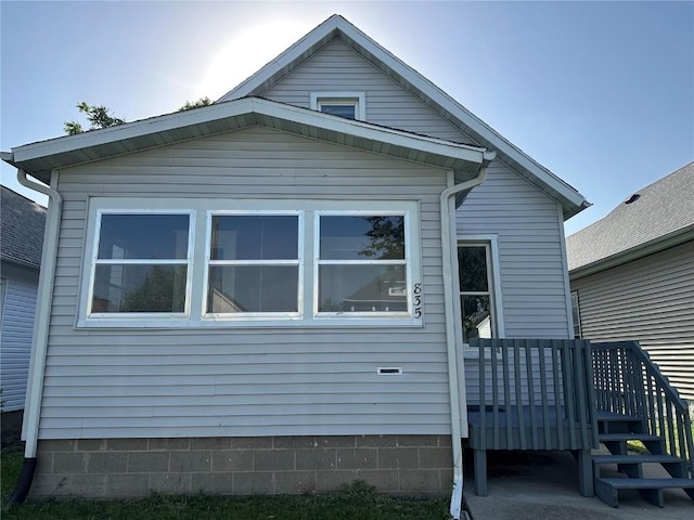 835 10th St SW, Cedar Rapids, IA 52404 - back of property with a wooden deck