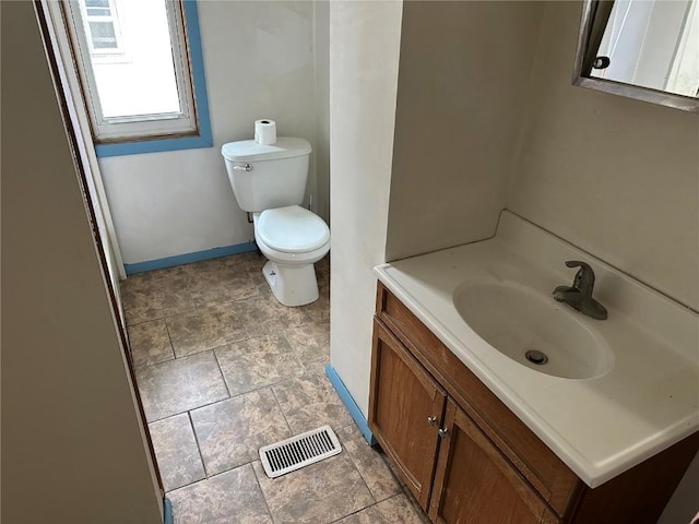835 10th St SW, Cedar Rapids, IA 52404 - bathroom with vanity and stone finish flooring