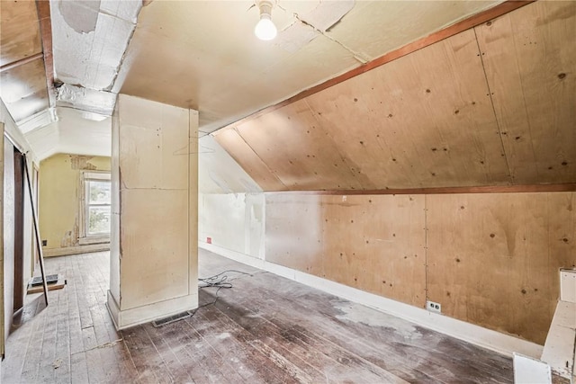 835 10th St SW, Cedar Rapids, IA 52404 - bonus room featuring hardwood / wood-style floors and vaulted ceiling