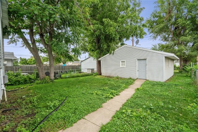 835 10th St SW, Cedar Rapids, IA 52404 - view of yard with an outbuilding