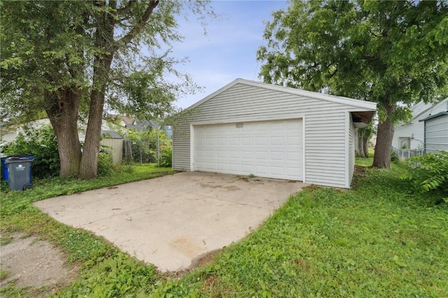 835 10th St SW, Cedar Rapids, IA 52404 - view of detached garage