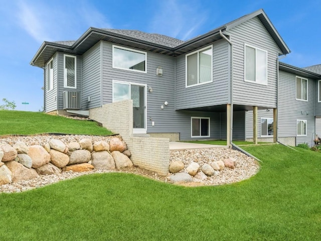 3502 Bluebird Dr SW, Cedar Rapids, IA 52404 - back of property featuring a lawn and a patio