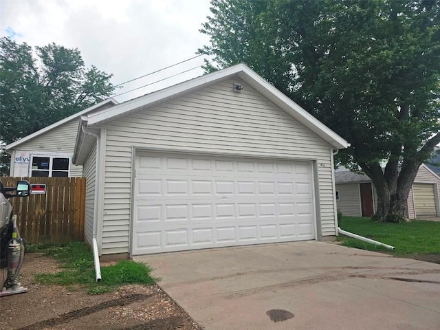 441 8th Ave SW, Cedar Rapids, IA 52404 - view of detached garage