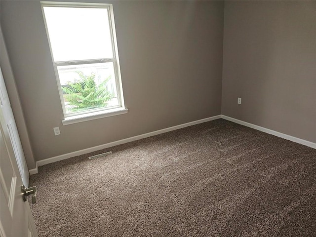 441 8th Ave SW, Cedar Rapids, IA 52404 - empty room with dark colored carpet and baseboards
