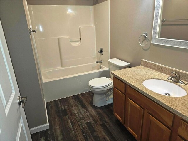 441 8th Ave SW, Cedar Rapids, IA 52404 - full bathroom featuring wood finished floors, vanity, and bathing tub / shower combination