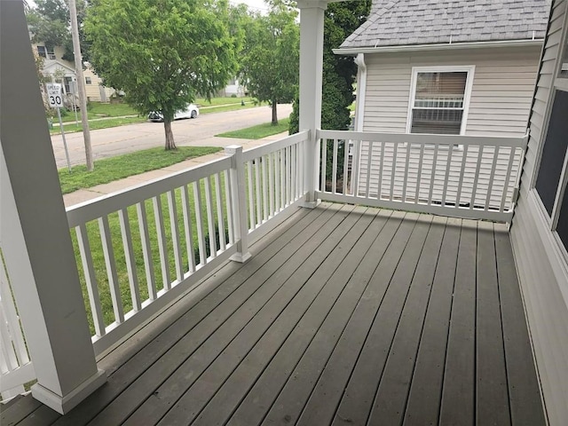 441 8th Ave SW, Cedar Rapids, IA 52404 - view of wooden porch