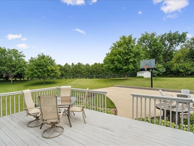 725 High Point Dr SW, Cedar Rapids, IA 52404 - deck with outdoor dining space, a lawn, and an outdoor structure
