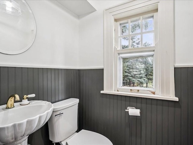 206 Kingbard Blvd, Waterloo, IA 50701 - half bathroom with wainscoting