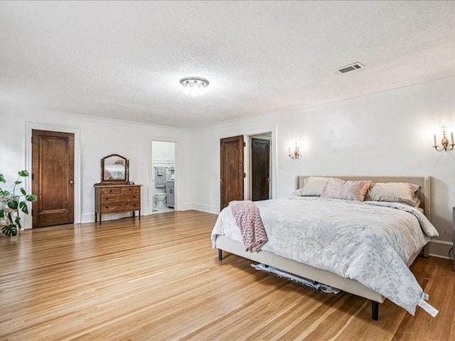 206 Kingbard Blvd, Waterloo, IA 50701 - bedroom with light wood finished floors, a textured ceiling, ornamental molding, and ensuite bath