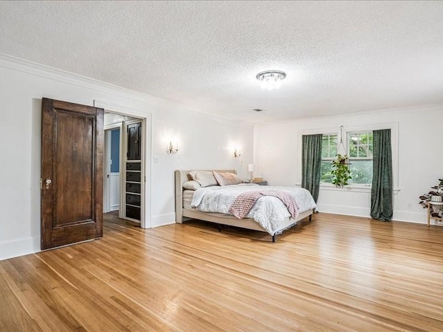 206 Kingbard Blvd, Waterloo, IA 50701 - bedroom with light wood-style flooring, crown molding, and a textured ceiling