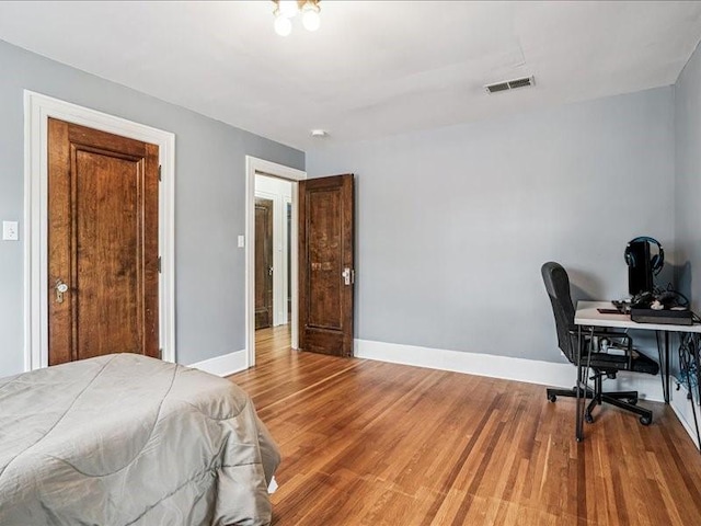 206 Kingbard Blvd, Waterloo, IA 50701 - bedroom featuring wood finished floors and a desk