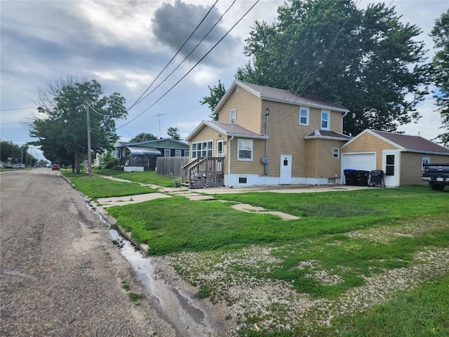 904 10th St, Belle Plaine, IA 52208 - view of front of home with a front yard, a garage, and driveway