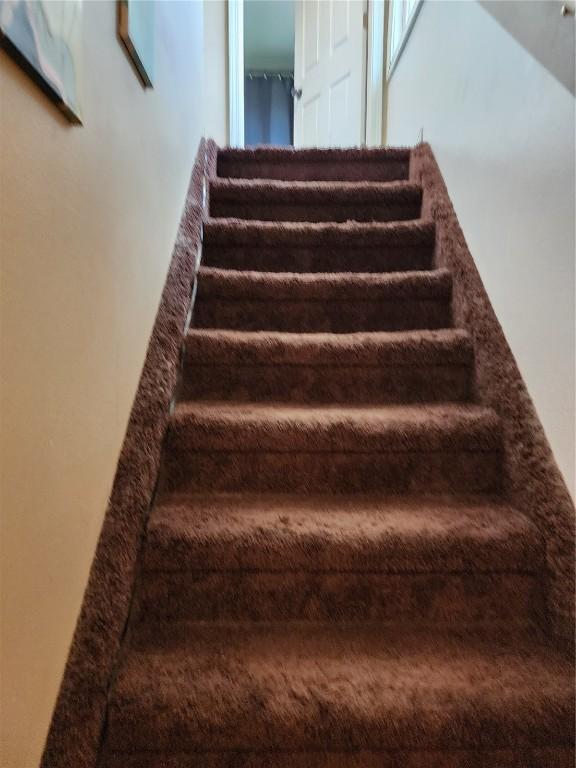 904 10th St, Belle Plaine, IA 52208 - view of stairway