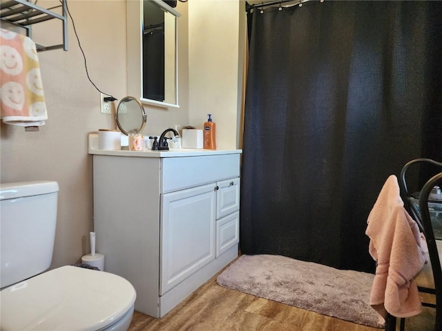 904 10th St, Belle Plaine, IA 52208 - full bath featuring vanity, wood finished floors, and a shower with curtain
