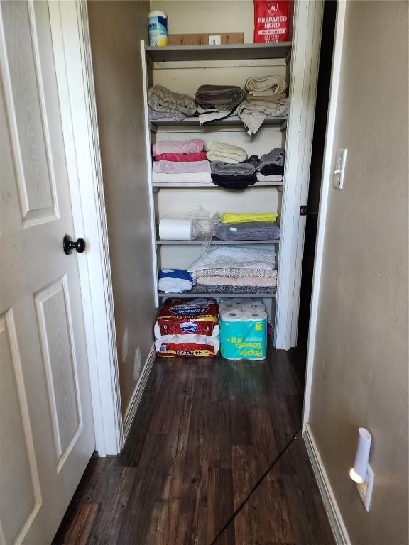 904 10th St, Belle Plaine, IA 52208 - view of closet
