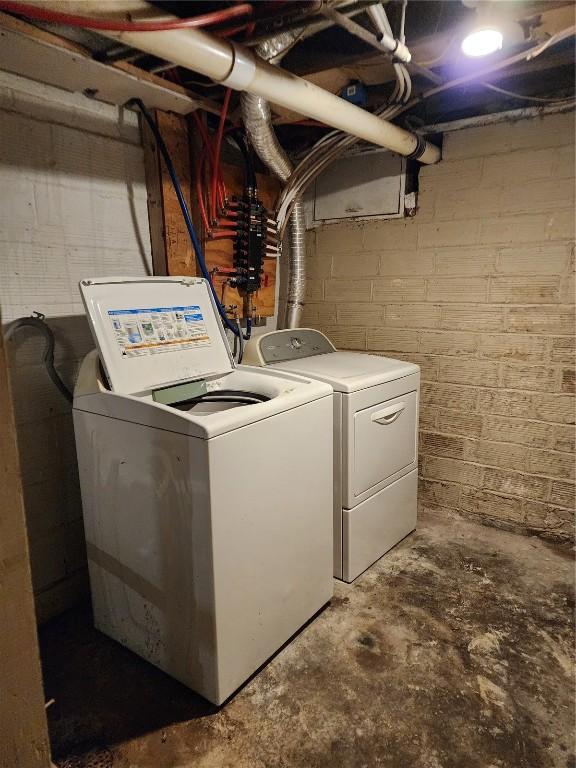 904 10th St, Belle Plaine, IA 52208 - laundry area featuring separate washer and dryer