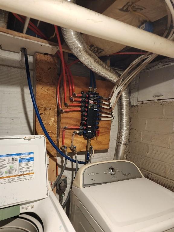 904 10th St, Belle Plaine, IA 52208 - laundry area with washer / dryer and concrete block wall
