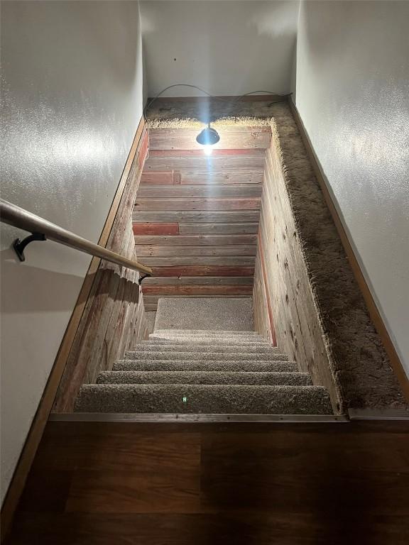 201 S 8th Ave, Vinton, IA 52349 - stairway with wood finished floors