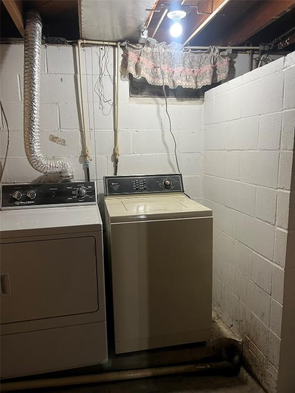 201 S 8th Ave, Vinton, IA 52349 - laundry area featuring washing machine and dryer
