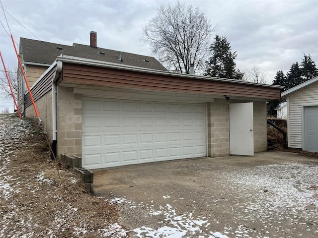 201 S 8th Ave, Vinton, IA 52349 - garage featuring driveway