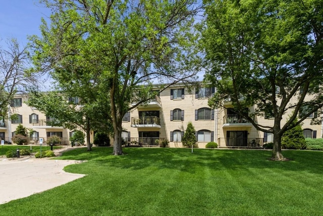 2135 1st Ave SE Unit 125, Cedar Rapids, IA 52402 - view of front of house with a front yard
