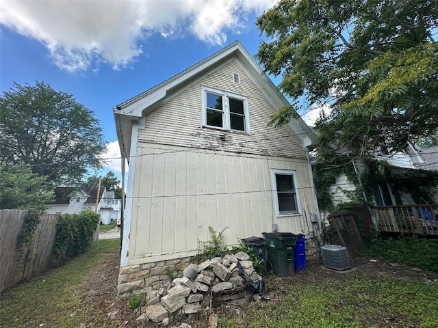 618 18th St SE, Cedar Rapids, IA 52403 - view of property exterior with a central AC unit