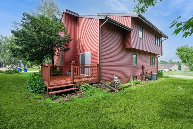 3524 Swallow Ct NE, Cedar Rapids, IA 52402 - back of house featuring a wooden deck and a lawn